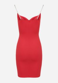 Born2be - Czerwona Dopasowana Sukienka z Marszczeniem i Cyrkoniowymi Ramiączkami Nalindraen. Kolor: czerwony. Długość rękawa: na ramiączkach. Wzór: aplikacja. Typ sukienki: dopasowane. Styl: wizytowy #2