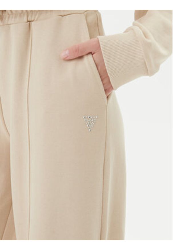Guess Spodnie dresowe V5GB07 KCRP0 Beżowy Regular Fit. Kolor: beżowy. Materiał: bawełna