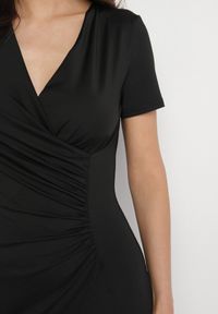 Born2be - Czarna Dopasowana Sukienka z Wiskozą o Kopertowym Kroju z Marszczeniem Talisia. Okazja: na co dzień. Typ kołnierza: dekolt w kształcie V. Kolor: czarny. Materiał: wiskoza. Długość rękawa: krótki rękaw. Typ sukienki: kopertowe. Styl: casual, elegancki #3
