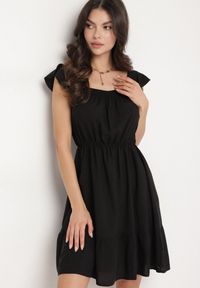 Born2be - Czarna Sukienka z Wiskozą o Rozkloszowanym Kroju z Gumką w Pasie Lirimere. Okazja: na co dzień. Typ kołnierza: kołnierz z falbankami. Kolor: czarny. Materiał: wiskoza. Długość rękawa: na ramiączkach. Styl: elegancki, casual