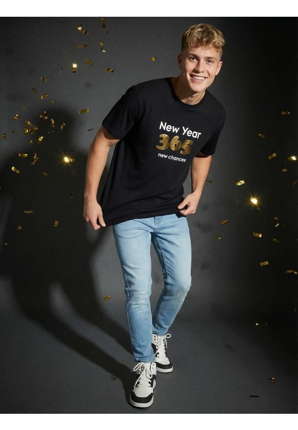 Sinsay - Bawełniana koszulka z napisem - czarny. Kolor: czarny. Materiał: bawełna. Wzór: napisy