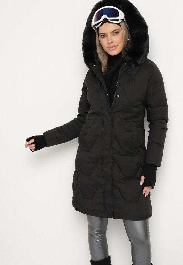 Born2be - Czarna Kurtka Pikowana o Długim Fasonie z Kapturem i Futrem Vertizola. Okazja: na spacer, na co dzień. Typ kołnierza: kaptur. Kolor: czarny. Materiał: futro. Długość: długie. Styl: casual, elegancki