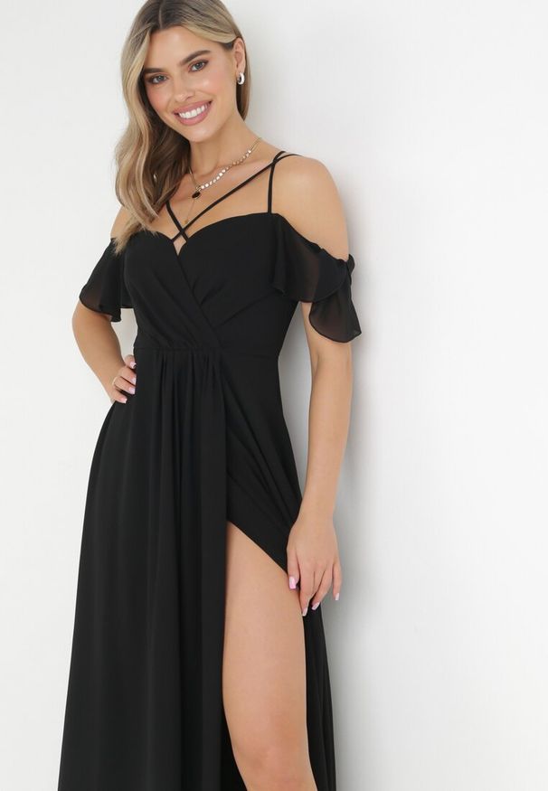 Born2be - Czarna Maxi Sukienka o Rozkloszowanym Fasonie na Cienkich Skrzyżowanych Ramiączkach Hendina. Okazja: na ślub cywilny, na wesele, na imprezę. Typ kołnierza: dekolt hiszpanka. Kolor: czarny. Długość rękawa: na ramiączkach. Typ sukienki: rozkloszowane. Długość: maxi