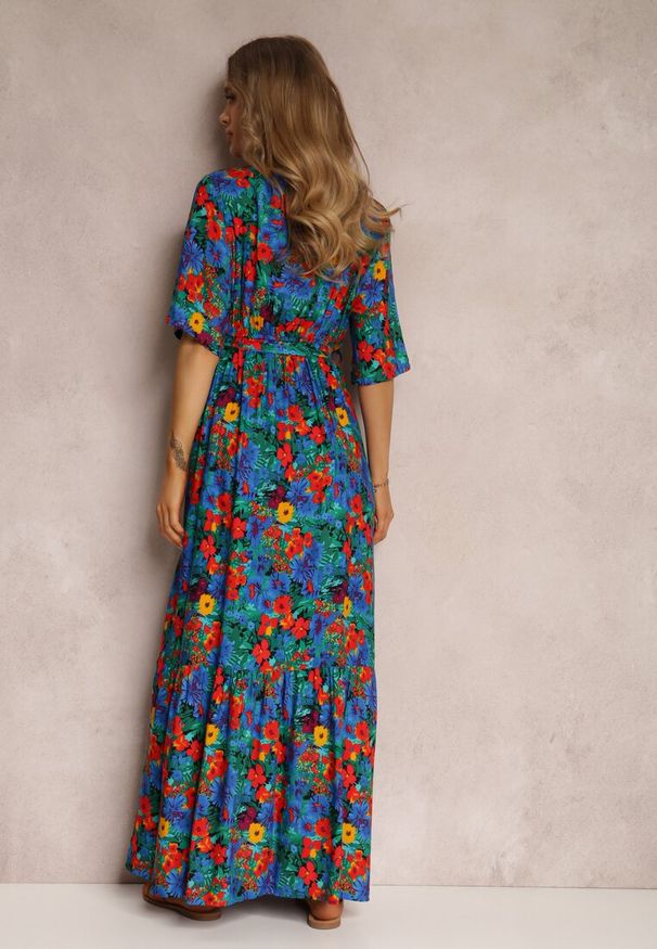 Renee - Niebiesko-Zielona Sukienka z Wiskozy Lylian. Kolor: niebieski. Materiał: wiskoza. Wzór: kwiaty, aplikacja. Sezon: lato. Typ sukienki: kopertowe. Styl: retro, elegancki. Długość: maxi