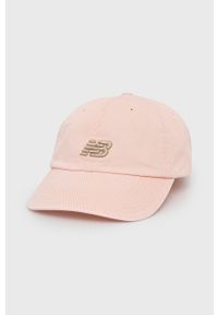 New Balance czapka bawełniana kolor różowy z aplikacją. Kolor: różowy. Materiał: bawełna. Wzór: aplikacja