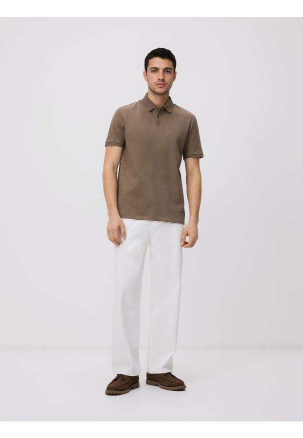 Reserved - Koszulka polo regular ze strukturalnej dzianiny - brązowy. Typ kołnierza: polo. Kolor: brązowy. Materiał: dzianina