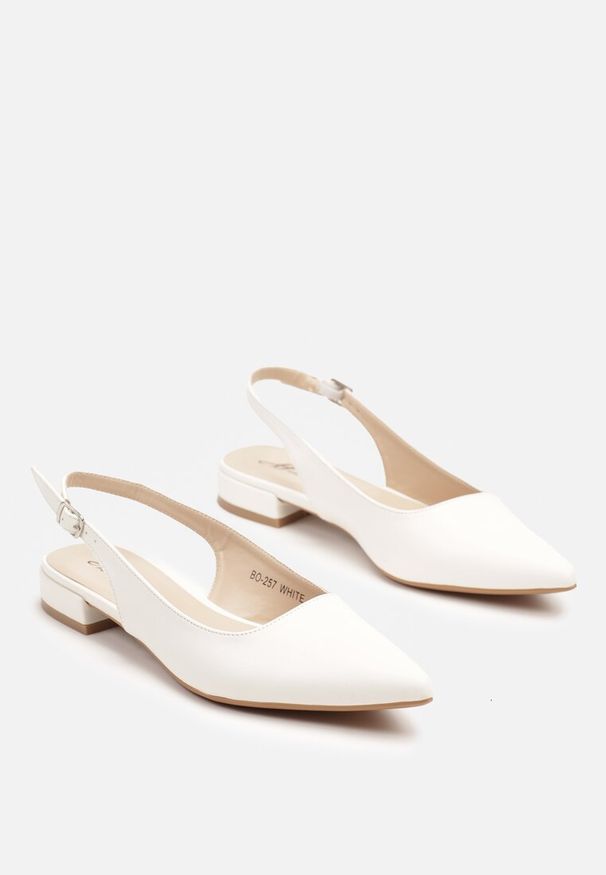 Born2be - Białe Sandały z Noskiem w Szpic i Paskiem z Klamerką przy Pięcie Deoliria. Okazja: na co dzień. Zapięcie: pasek. Kolor: biały. Materiał: jeans. Styl: elegancki, casual