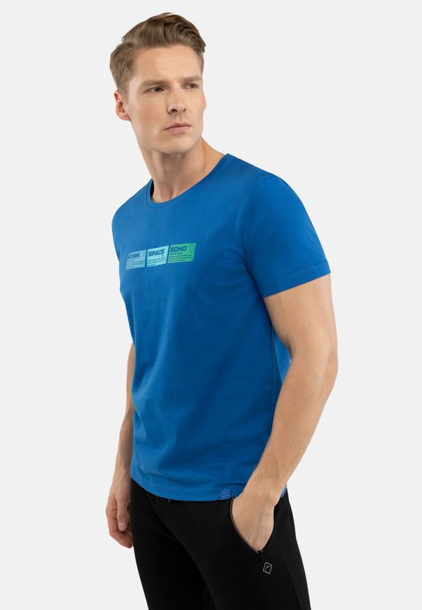 Volcano - T-shirt z printem T-ECHO. Kolor: niebieski. Materiał: materiał, bawełna. Długość rękawa: krótki rękaw. Długość: krótkie. Wzór: nadruk. Styl: klasyczny, wizytowy