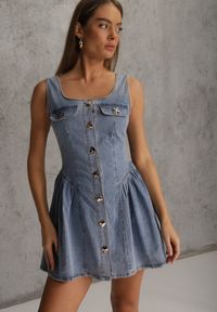 Renee - Jasnoniebieska Bawełniana Rozkloszowana Sukienka z Jeansu Ozdobiona Guzikami Sofeis. Okazja: na co dzień. Typ kołnierza: dekolt gorset. Kolor: niebieski. Materiał: bawełna, jeans. Wzór: aplikacja. Typ sukienki: proste, gorsetowe. Styl: casual #1