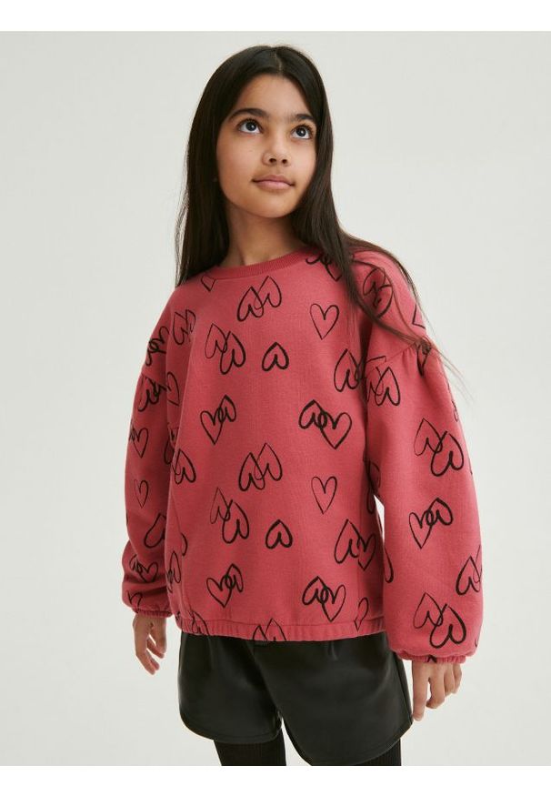 Reserved - Bluza w serduszka - różowy. Kolor: różowy. Materiał: bawełna, dzianina