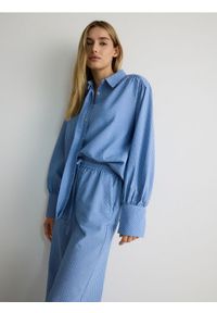 Reserved - Koszula oversize w piżamowym stylu - niebieski. Kolor: niebieski. Materiał: bawełna, wiskoza, tkanina #1