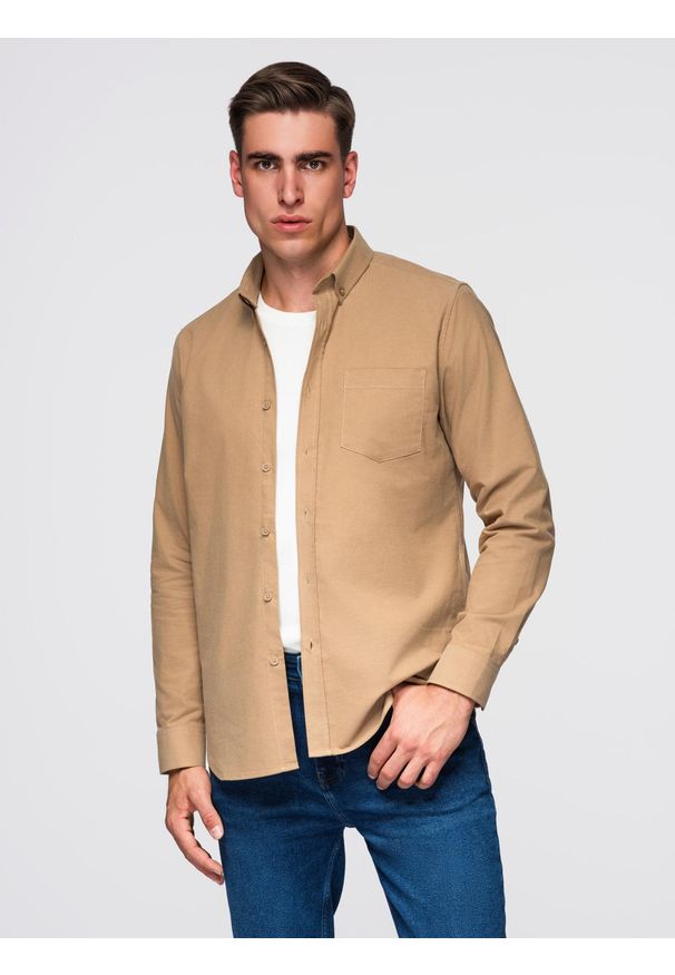 Ombre Clothing - Męska koszula bawełniana REGULAR FIT z kieszenią - jasnobrązowa V2. Typ kołnierza: kołnierzyk klasyczny. Kolor: brązowy. Materiał: bawełna. Długość rękawa: długi rękaw. Długość: długie. Styl: klasyczny