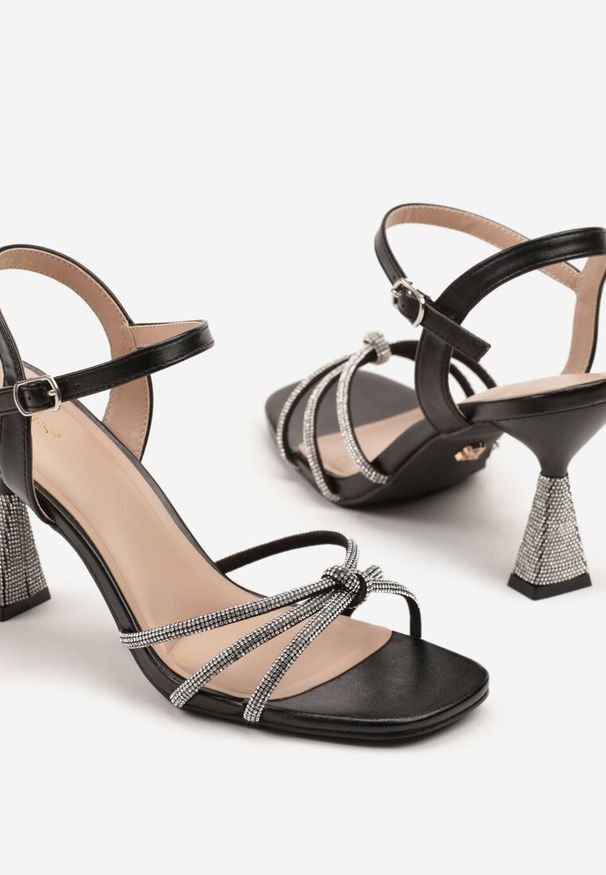 Renee - Czarne Sandały na Stożku Vices z Cyrkoniami Tirnellis. Zapięcie: pasek. Kolor: czarny. Materiał: jeans. Obcas: na stożku. Styl: elegancki, wizytowy. Wysokość obcasa: średni