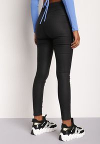 Renee - Czarne Spodnie Skinny Thellaste. Stan: podwyższony. Kolor: czarny. Materiał: jeans #4