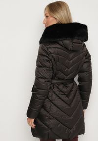 Born2be - Czarna Pikowana Kurtka z Wiązanym Paskiem i Kapturem z Futerkiem Fenama. Okazja: na spacer, na co dzień. Kolor: czarny. Materiał: futro. Styl: elegancki, casual #7