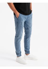 Ombre Clothing - Męskie joggery jeansowe z asymetrycznymi przeszyciami – niebieskie V2 OM-PADJ-0165 - XL. Okazja: na co dzień. Kolor: niebieski. Materiał: jeans. Wzór: aplikacja. Styl: klasyczny, casual, elegancki #3