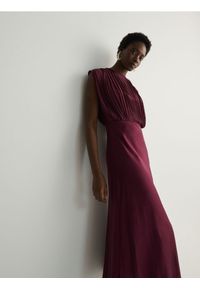 Reserved - Sukienka maxi z plisowaniem - kasztanowy. Kolor: brązowy. Materiał: tkanina. Wzór: gładki. Długość: maxi