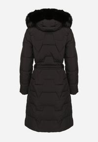 Born2be - Czarna Pikowana Kurtka z Wiązanym Paskiem i Kapturem z Futerkiem Veratta. Okazja: na co dzień. Kolor: czarny. Materiał: futro. Styl: elegancki, casual #5