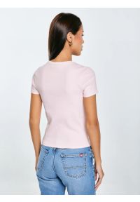 Big-Star - Koszulka damska w prążek z haftem różowa Clarsa 600. Kolor: różowy. Materiał: jeans, prążkowany, dzianina. Długość: krótkie. Wzór: haft, prążki