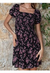 Sinsay - Wiskozowa sukienka mini w kwiatowy wzór - wielobarwny. Materiał: wiskoza. Wzór: kwiaty. Długość: mini #1