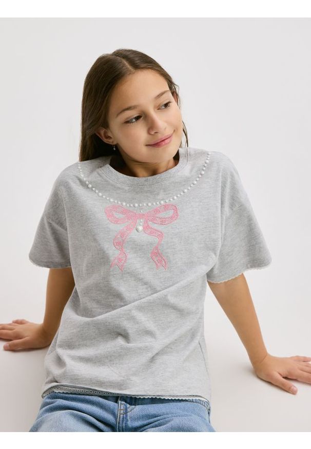 Reserved - T-shirt z perełkami - jasnoszary. Kolor: szary. Materiał: bawełna