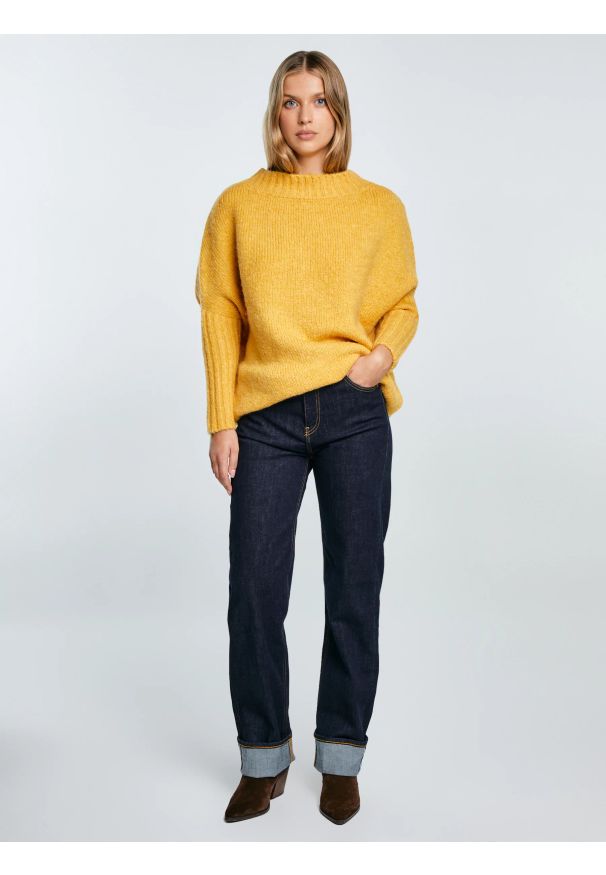 Big-Star - Sweter damski oversize z dodatkiem wełny żółty Mayamiko 201. Kolekcja: plus size. Kolor: żółty. Materiał: wełna. Wzór: ze splotem. Styl: elegancki, klasyczny