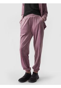 4f - Spodnie welurowe joggery damskie - różowe. Kolor: różowy. Materiał: welur