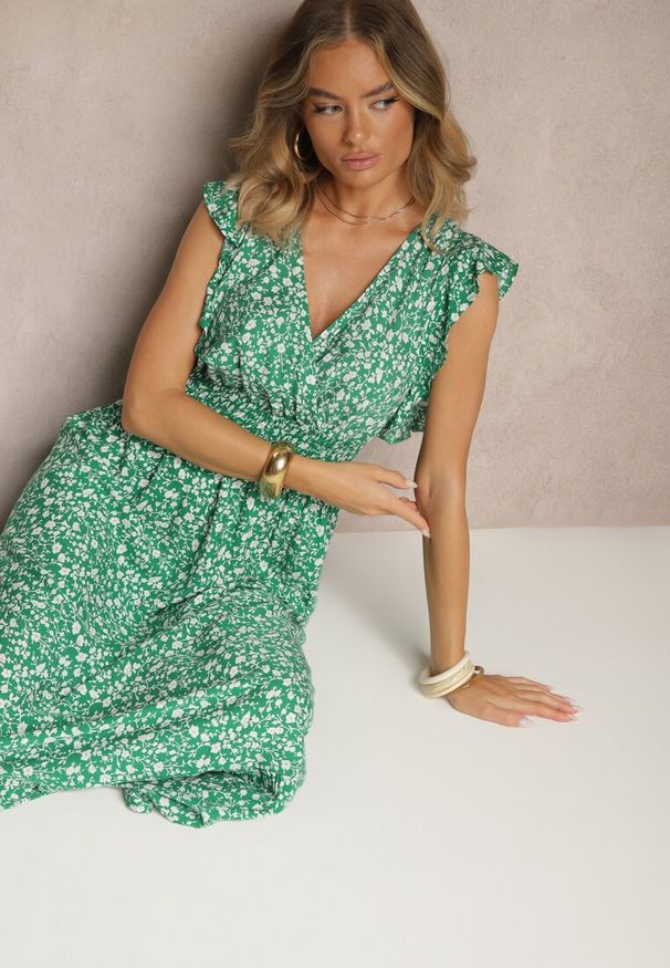 Renee - Zielona Rozkloszowana Sukienka Zdobiona Falbanami i Kwiatowym Printem Aravee. Okazja: na co dzień, na spacer. Typ kołnierza: dekolt w serek. Kolor: zielony. Wzór: nadruk, aplikacja, kwiaty. Sezon: lato. Styl: casual