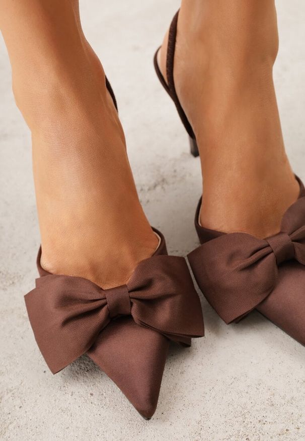 Renee - Brązowe Szpilki o Satynowym Wykończeniu z Aplikacją w Kształcie Kokardy Gihaen. Okazja: do pracy. Kolor: brązowy. Materiał: satyna. Wzór: aplikacja. Obcas: na szpilce