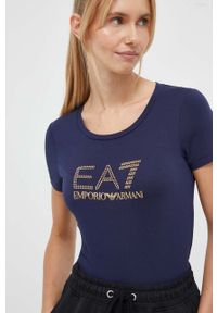 EA7 Emporio Armani t-shirt damski kolor granatowy. Kolor: niebieski. Materiał: dzianina. Długość rękawa: krótki rękaw. Długość: krótkie. Wzór: nadruk, aplikacja. Styl: klasyczny