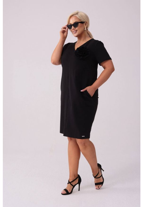 Moda Size Plus Iwanek - Czarna sukienka Eloise - Casualowa Elegancja PLUS SIZE XXL LATO. Okazja: na co dzień. Kolekcja: plus size. Kolor: czarny. Materiał: tkanina, dzianina, dresówka, bawełna, elastan. Wzór: kwiaty. Sezon: lato. Typ sukienki: dla puszystych. Styl: casual