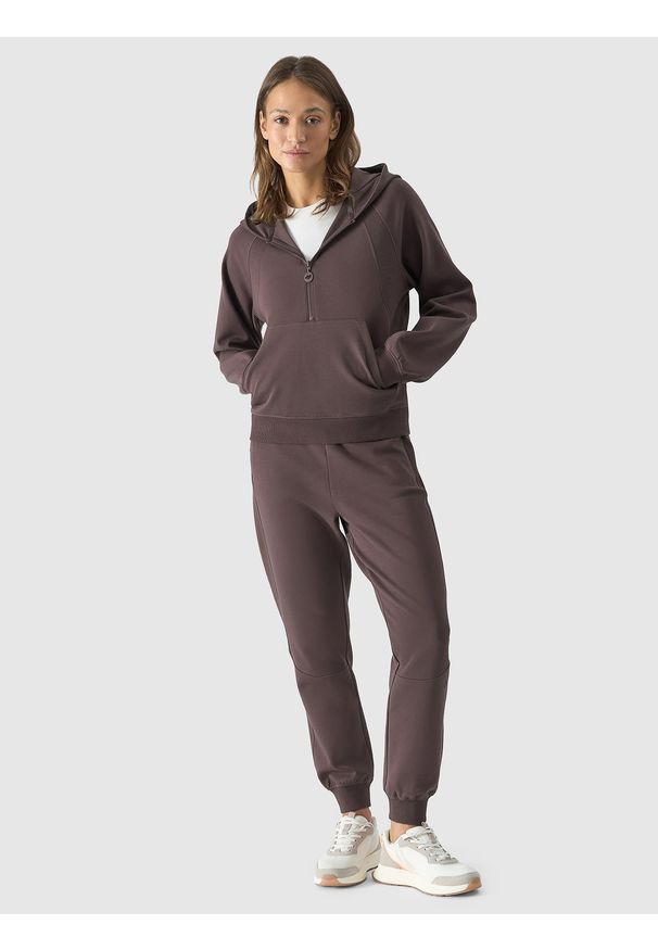 4f - Spodnie dresowe joggery damskie - brązowe. Kolor: brązowy. Materiał: dresówka. Wzór: gładki, ze splotem. Sport: fitness
