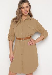 Born2be - Ciemnobeżowa Sukienka Deliberation. Typ kołnierza: kołnierzyk klasyczny. Kolor: beżowy. Długość rękawa: długi rękaw. Wzór: aplikacja. Typ sukienki: asymetryczne, koszulowe. Styl: klasyczny. Długość: mini #1