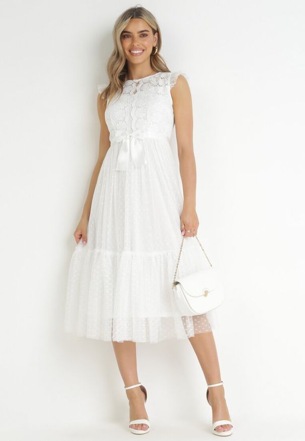 Born2be - Biała Koktajlowa Sukienka z Koronkową Górą i Tiulowym Dołem Sleda. Kolor: biały. Materiał: tiul, koronka. Styl: wizytowy