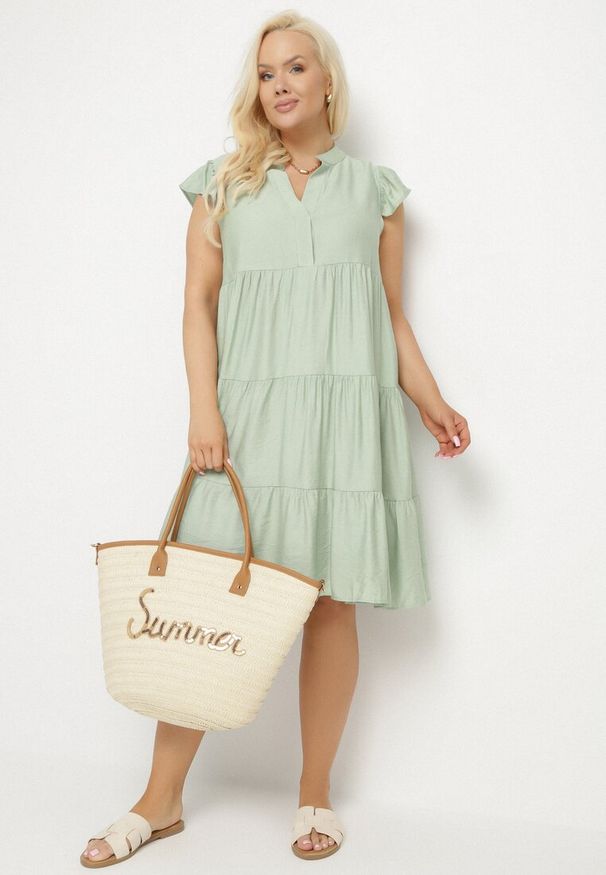 Born2be - Jasnozielona Sukienka o Rozkloszowanym Kroju z Dekoltem w Serek Meverina. Okazja: na co dzień. Typ kołnierza: dekolt w serek. Kolor: zielony. Długość rękawa: krótki rękaw. Wzór: aplikacja. Typ sukienki: rozkloszowane, proste. Styl: casual, elegancki