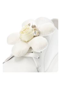 CheBello - Białe Eleganckie Sneakersy Chebello Z Ozdobnym Kwiatem. Zapięcie: bez zapięcia. Kolor: biały. Materiał: skóra. Wzór: kwiaty #8