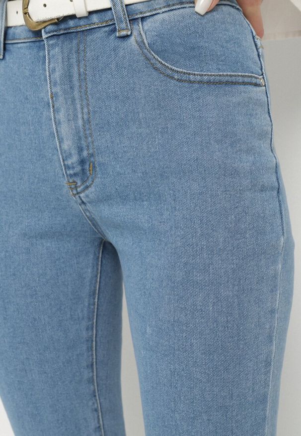 Born2be - Jasnoniebieskie Jeansy o Dopasowanym Kroju z Wysokim Stanem Sepavla. Okazja: na co dzień. Stan: podwyższony. Kolor: niebieski. Styl: klasyczny, elegancki, casual