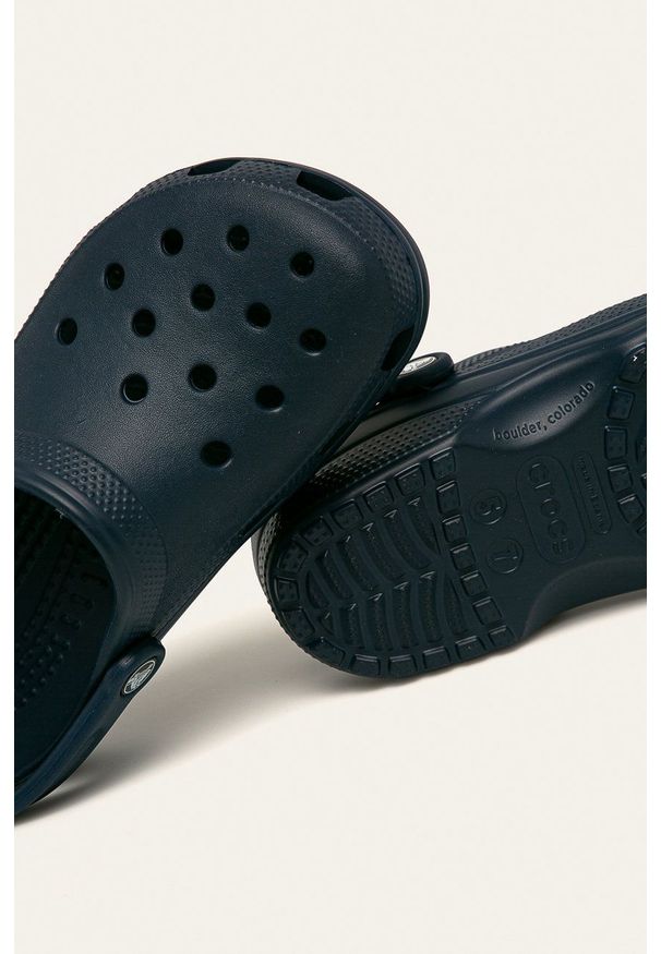 Crocs - Klapki. Nosek buta: okrągły. Kolor: niebieski. Materiał: guma