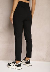 Renee - Czarne Spodnie z Bawełną High Waist z Napisami oraz Gumką w Talii Rilaira. Okazja: na spotkanie biznesowe, do pracy. Stan: podwyższony. Kolor: czarny. Materiał: bawełna. Wzór: napisy. Styl: biznesowy, elegancki #5