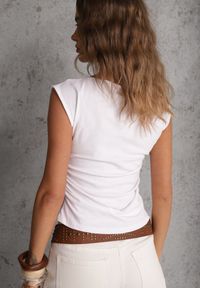 Renee - Biała Bluzka Elastyczna z Dekoltem Łódka Artosa. Okazja: na co dzień. Typ kołnierza: dekolt w łódkę. Kolor: biały. Materiał: jeans. Długość rękawa: bez rękawów. Styl: casual, elegancki #2