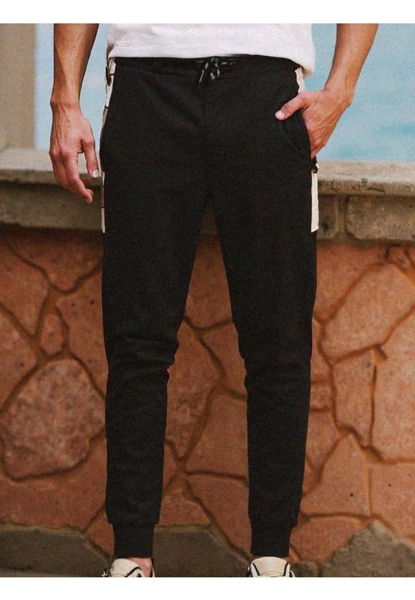 Sinsay - Spodnie dresowe - czarny. Kolor: czarny. Materiał: dresówka