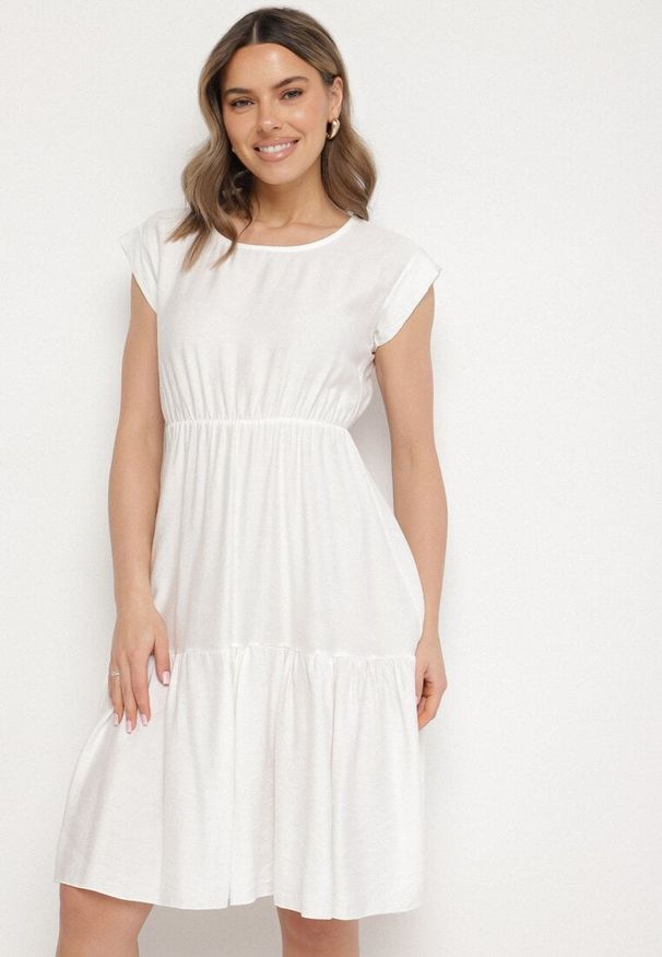 Born2be - Biała Wiskozowa Sukienka o Rozkloszowanym Kroju Lizena. Okazja: na imprezę, na co dzień. Kolor: biały. Materiał: wiskoza. Sezon: wiosna, lato. Styl: casual, klasyczny