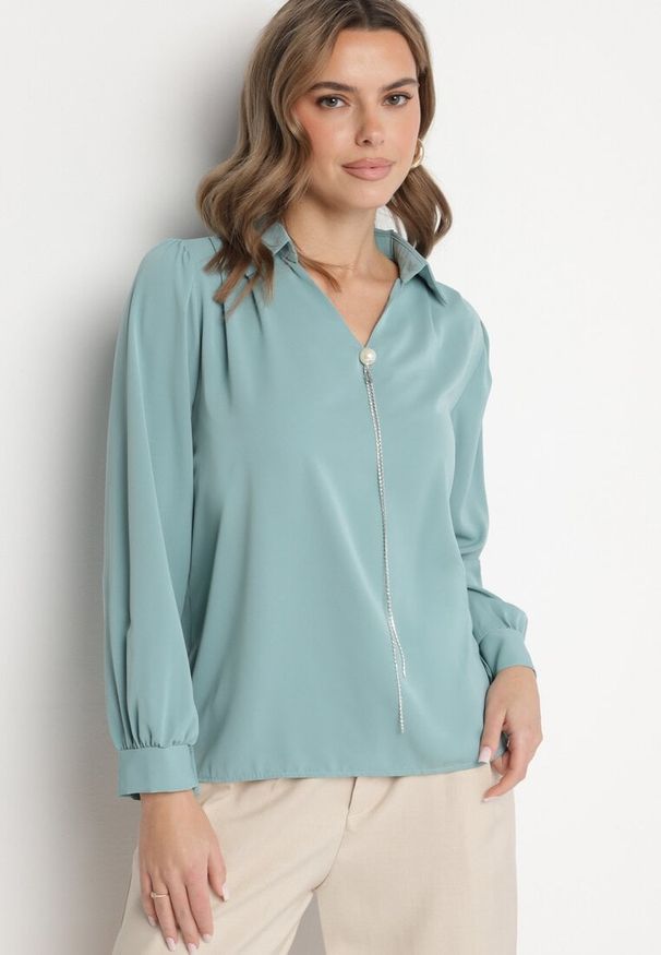 Born2be - Miętowa Bluzka z Kołnierzykiem i Odpinanym Łańcuszkiem z Cyrkoniami Gonwira. Okazja: na co dzień. Typ kołnierza: dekolt w serek. Kolor: miętowy. Materiał: jeans. Długość rękawa: długi rękaw. Długość: długie. Styl: casual, elegancki