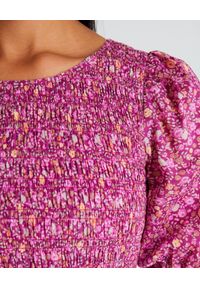 LOVE SHACK FANCY - Różowa sukienka Luppa. Okazja: na co dzień. Kolor: różowy, wielokolorowy, fioletowy. Materiał: bawełna, prążkowany. Wzór: aplikacja, kwiaty, nadruk. Styl: casual #4