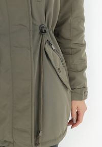 Born2be - Ciemnozielona Kurtka Parka z Kapturem z Futerkiem Ouida. Okazja: na co dzień, na spacer. Typ kołnierza: kaptur. Kolor: zielony. Materiał: futro. Wzór: aplikacja. Styl: casual, elegancki #6