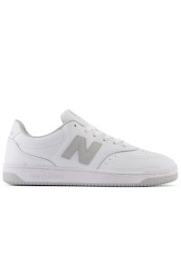 Buty New Balance BB80GRY - białe. Okazja: na co dzień. Kolor: biały. Materiał: skóra, materiał, guma, syntetyk. Szerokość cholewki: normalna. Sport: turystyka piesza, koszykówka