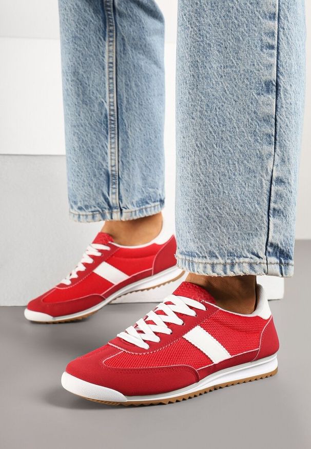 Renee - Czerwone Sneakersy Ozdobione Paskiem Cleova. Okazja: na co dzień. Zapięcie: pasek. Kolor: czerwony. Materiał: jeans. Wzór: aplikacja