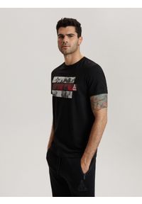 Diverse - T-shirt męski z nadrukiem DKR S 0223 S1823 - - Rozmiar: L. Kolor: czarny. Materiał: bawełna. Wzór: nadruk