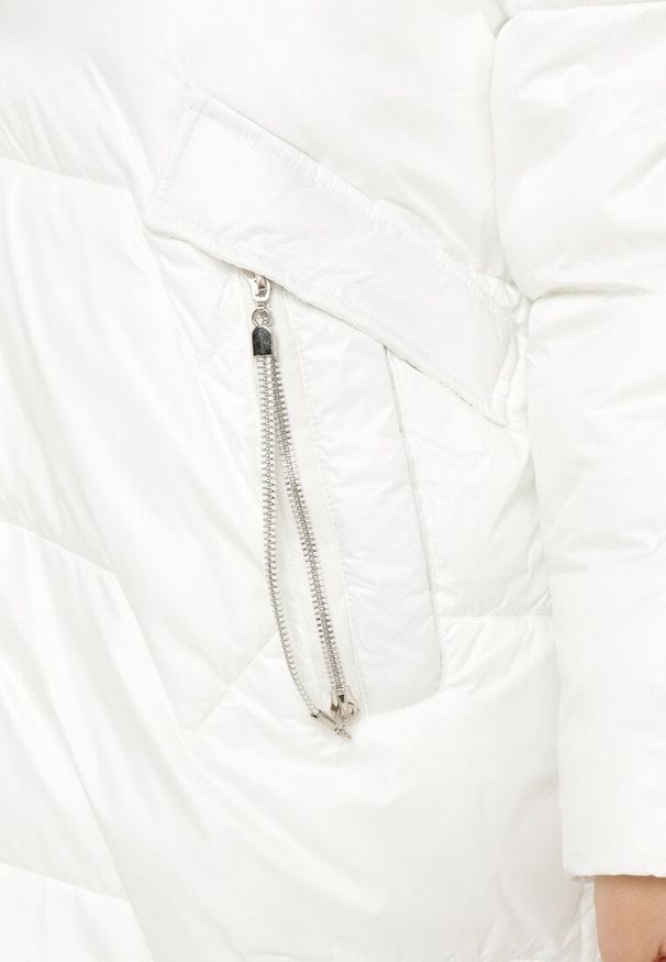 Born2be - Biała Pikowana Kurtka o Pudełkowym Kroju z Odpinanym Futerkiem i Ozdobnym Suwakiem Hedilina. Okazja: na spacer, na co dzień. Typ kołnierza: kaptur. Kolor: biały. Materiał: futro. Długość rękawa: długi rękaw. Długość: długie. Styl: casual, elegancki