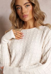 Renee - Biały Dzianinowy Sweter z Rękawami typu Nietoperz Cascapia. Kolor: biały. Materiał: dzianina. Styl: klasyczny #5